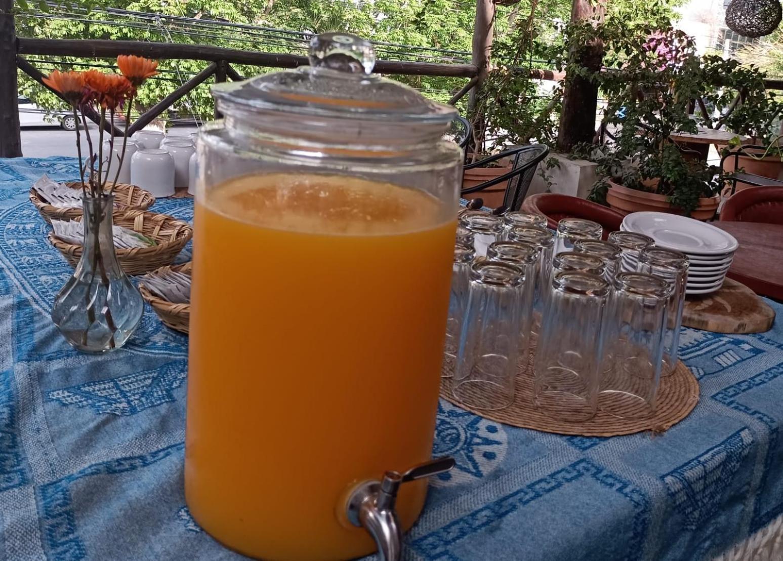 Mio Tulum Hotel Boutique Eksteriør billede A glass dispenser of freshly squeezed orange juice